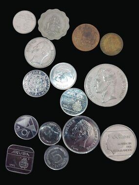 Mixed Lot Of World Coins - Aruba Venezuela & More 1208